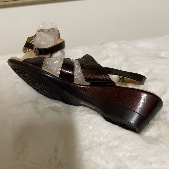 Soft spots Patent leather sandals - Picture 6 of 9